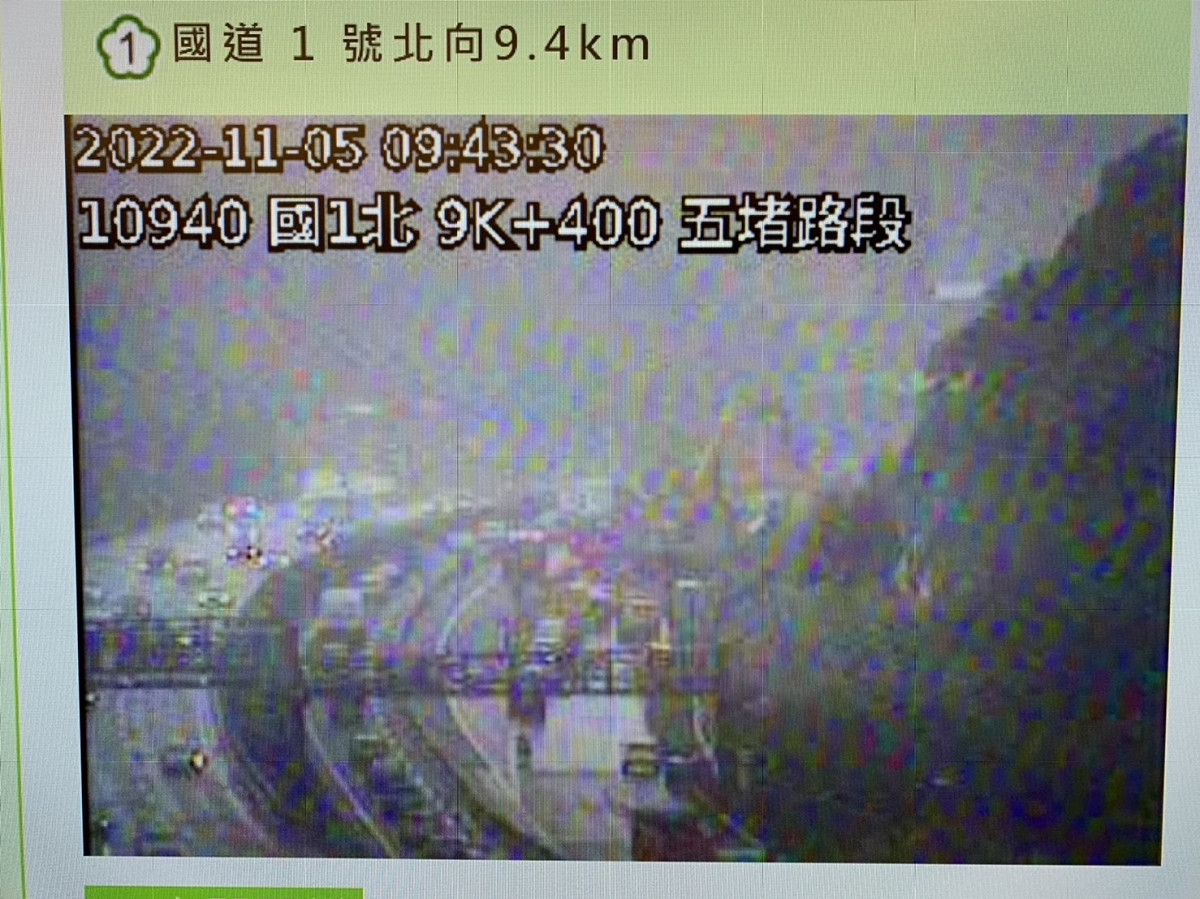 因受限二車道車流匯入一車道影響，出現車多壅塞。 圖：新北市交通局提供