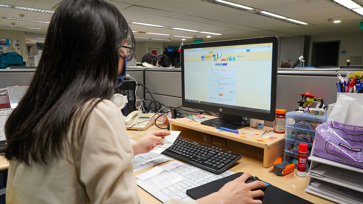 「新北購有禮」活動單筆消費滿300元發票就可參加抽獎，9、10月期紙本發票11月7日前都可上網登錄。 圖：新北市經發局提供