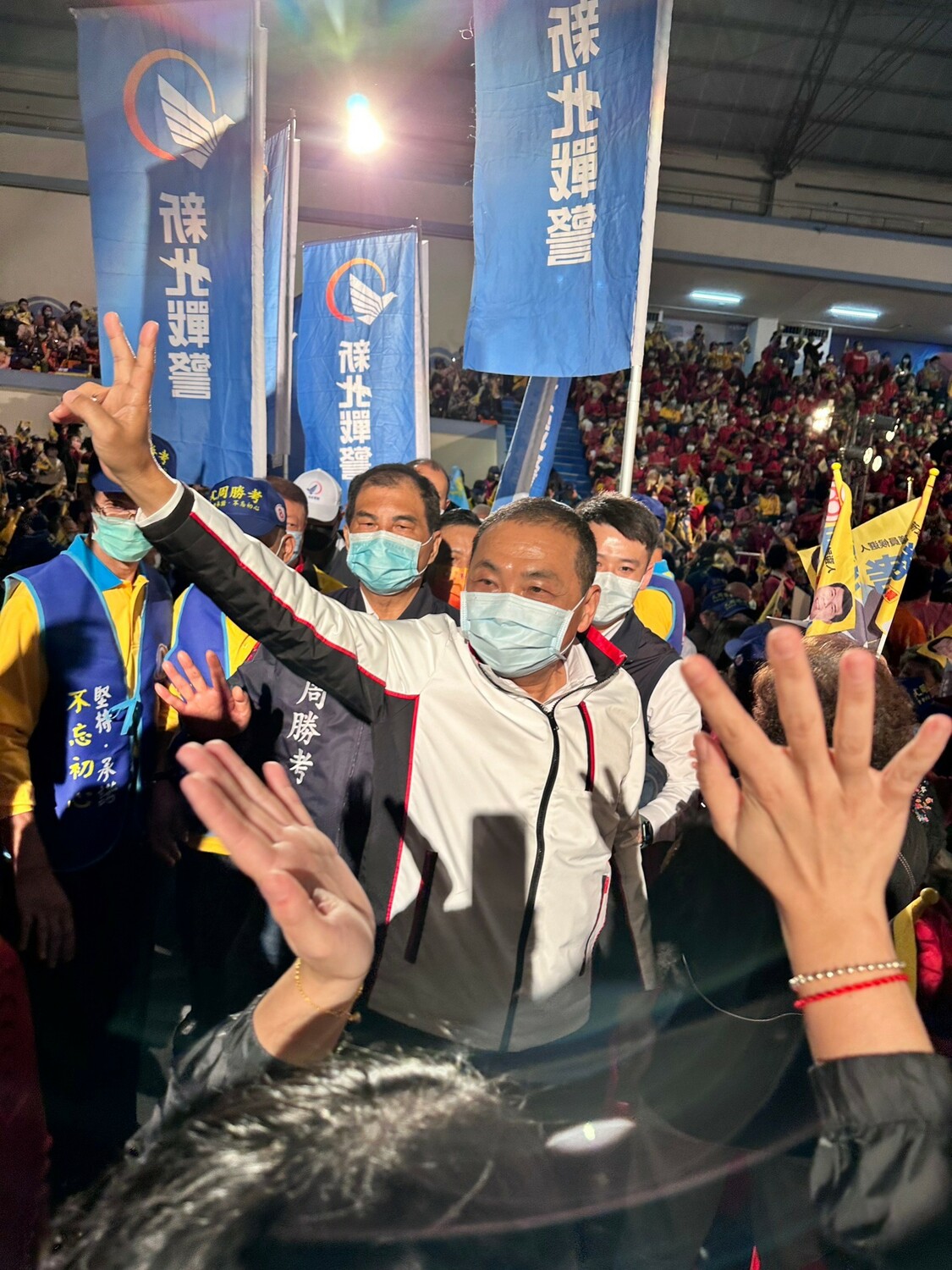 競選總部成立大會上的高人氣展現出周勝考深耕板橋近三十年的深厚地方實力，百來位板橋里長、上百個社團和後援會紛紛出席。 圖：周勝考辦公室提供