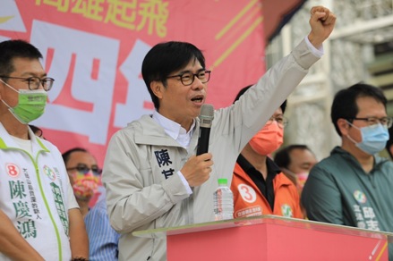 陳其邁(中)賣力支持黨籍候選人。 圖：陳其邁競總提供
