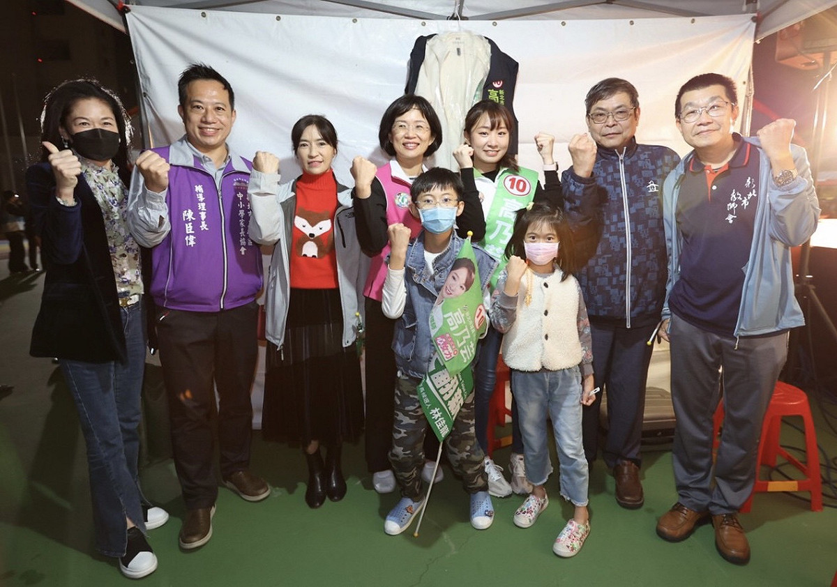 立委蘇巧慧力挺高乃芸，並為她披競選彩帶。 圖：高乃芸競總提供