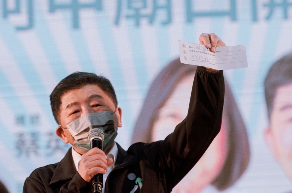 陳時中表示，防疫成績是靠全民、醫護、防疫團隊的努力，但被有心人士抹黑成邪惡痕跡，令他心痛。 圖：民進黨提供