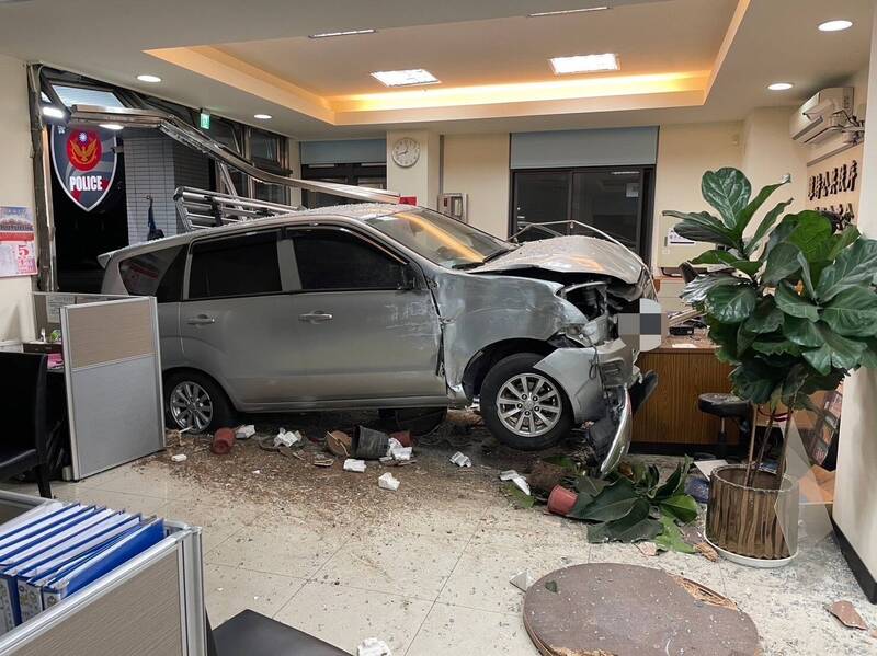 新北市林口警分局文林派出所於今（6）天凌晨驚傳遭醉漢駕駛客貨車衝進派出所內。 圖：警方提供