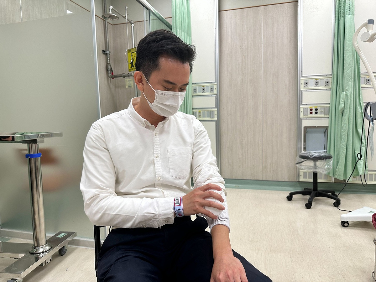 民進黨新竹縣竹北市長參選人鄭朝方5日晚間出席活動時遭一名婦女襲擊，事後前往醫院包紮。 圖/鄭朝方臉書