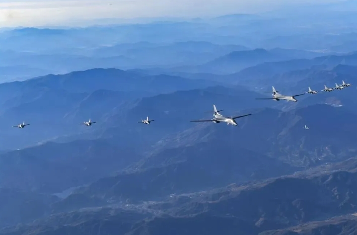 兩架 B-1B 戰略轟炸機當天飛臨朝鮮半島，與韓軍 4 架 F-35A、美軍 4 架 F-16 共同參加「警戒風暴」。 圖 : 翻攝自韓國國防部