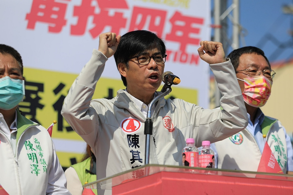 陳其邁(中)認為陳時中市長辯論表現好。 圖：陳其邁競總/提供