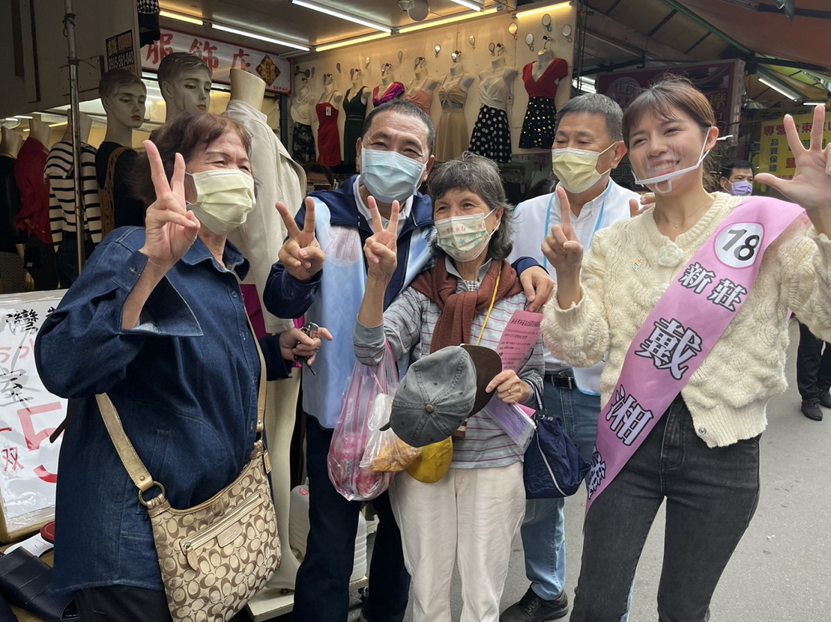 侯友宜今早陪同市議員候選人戴湘儀前往宏泰市場掃街。 圖：侯友宜選辦/提供