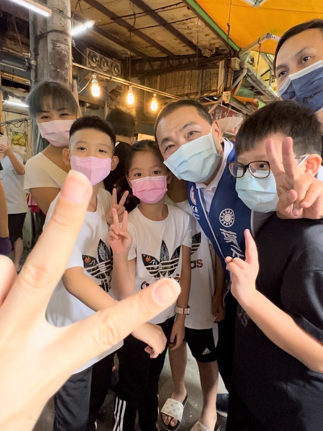有四胞胎送上象徵好彩頭的菜頭，預祝侯友宜高票連任。 圖：侯友宜選辦/提供
