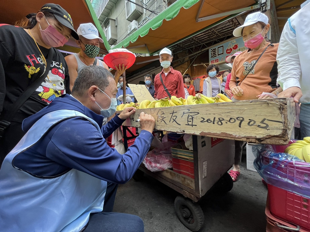 有攤商推著4年前侯友宜簽過名的攤車，再請侯友宜簽名。 圖：侯友宜選辦/提供