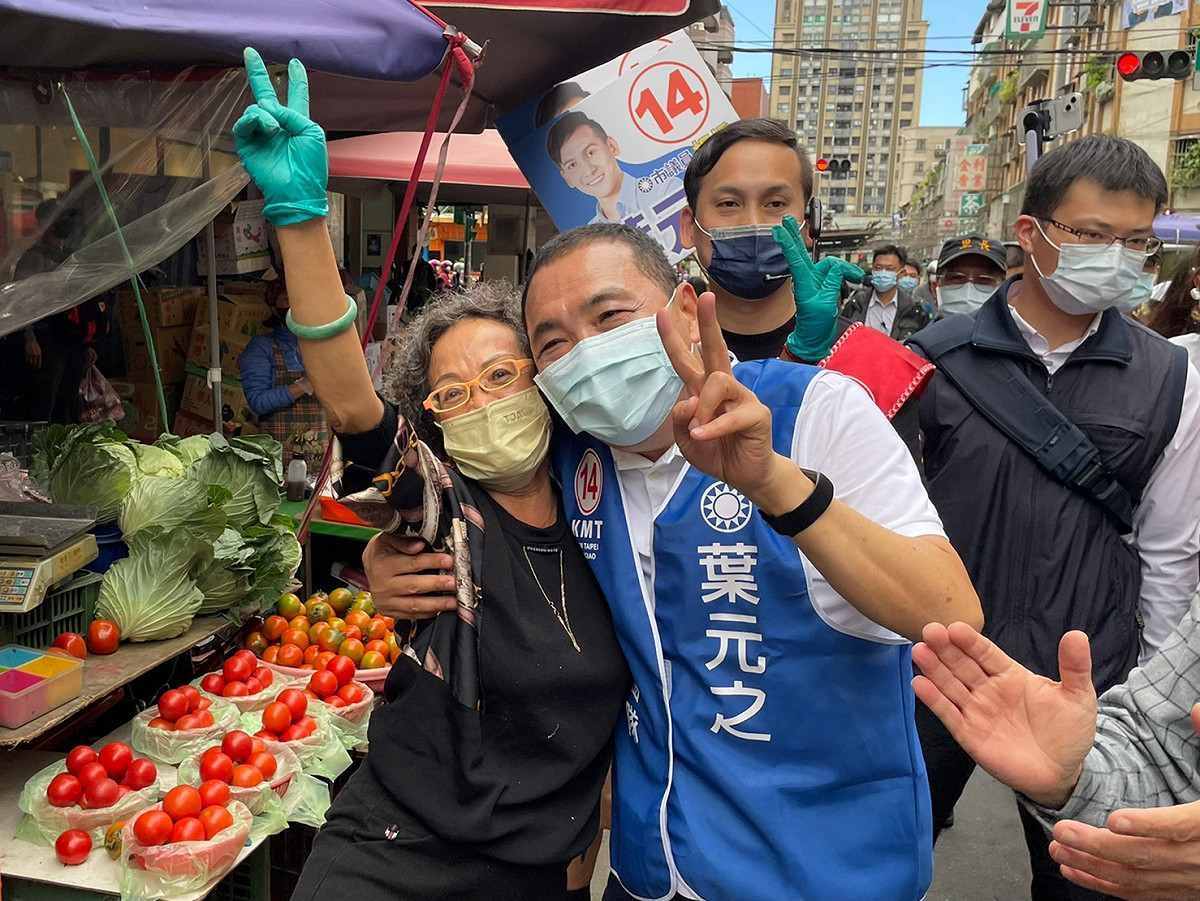 侯友宜今早陪同市議員候選人葉元之到興隆市場掃街。 圖：侯友宜選辦/提供