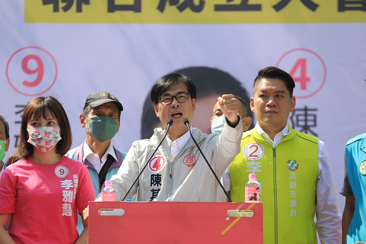 陳其邁(中)認為民眾關心的是候選人本身的條件。 圖：陳其邁競總提供