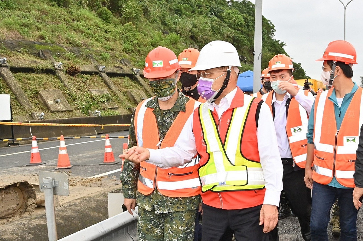 蘇貞昌視察國道汐止段坍塌路段。 圖：行政院／提供