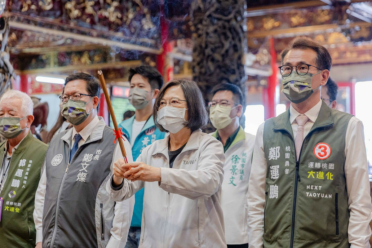 蔡英文赴中壢區青埔青昇宮參香。 圖：鄭運鵬競辦／提供
