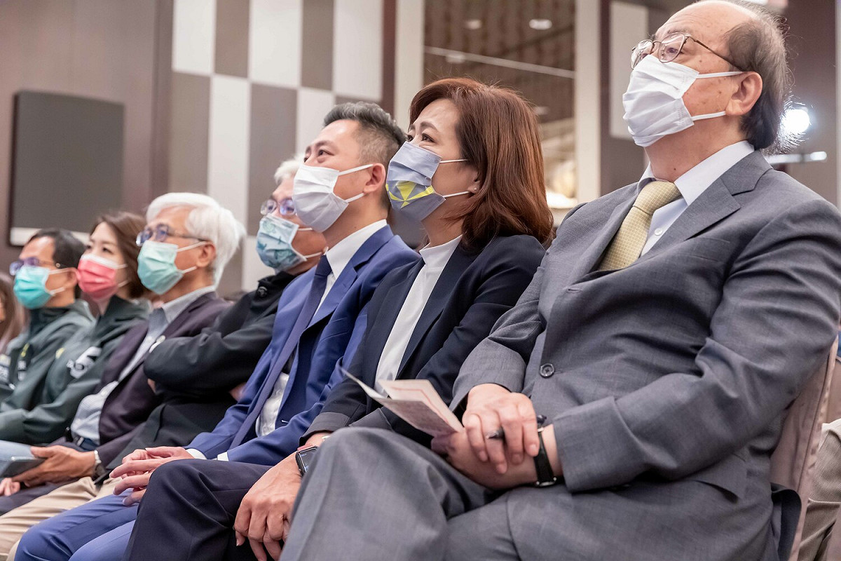 前新竹市長林智堅、民進黨新竹市長候選人沈慧虹、民進黨立法院黨團總召柯建銘在台下聆聽聯電前董事長曹興誠演講 圖：沈慧虹競選辦公室/提供