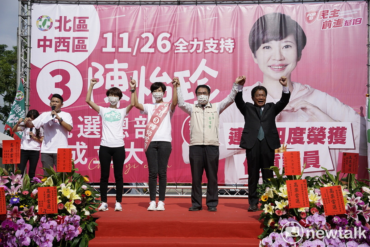 立法院長游錫堃南下參加台南市議員陳怡珍、蔡旺詮等人競選總部成立大會，力挺「正國會」的地方戰將。台南市長黃偉哲、台南市議長郭信良和立委陳亭妃也同台力挺陳怡珍，一起牽手高呼「凍蒜」。 圖：黃博郎／攝