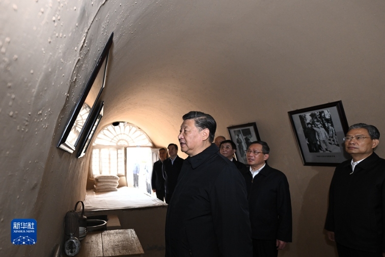 10月27日，中共中央總書記、國家主席、中央軍委主席習近平帶領中共中央政治局常委李強、趙樂際、王滬寧、蔡奇、丁薛祥、李希，瞻仰延安革命紀念地。 圖:翻攝自新華社