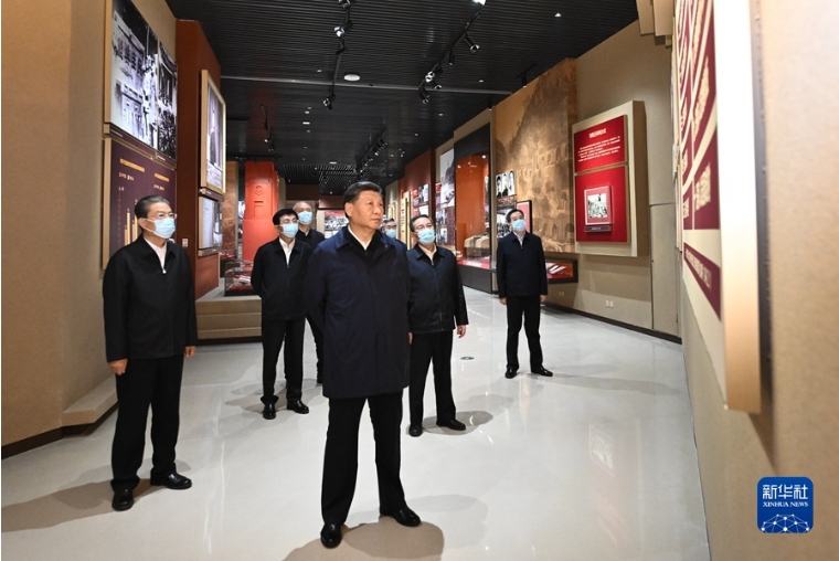 10月27日，中共中央總書記、國家主席、中央軍委主席習近平帶領中共中央政治局常委李強、趙樂際、王滬寧、蔡奇、丁薛祥、李希，瞻仰延安革命紀念地。 圖:翻攝自新華社