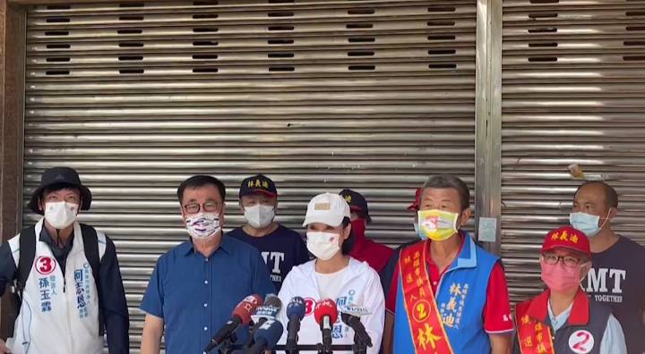 柯志恩(中)競辦譴責民進黨進行人格謀殺與政治抹黑。 圖：柯志恩競辦/提供