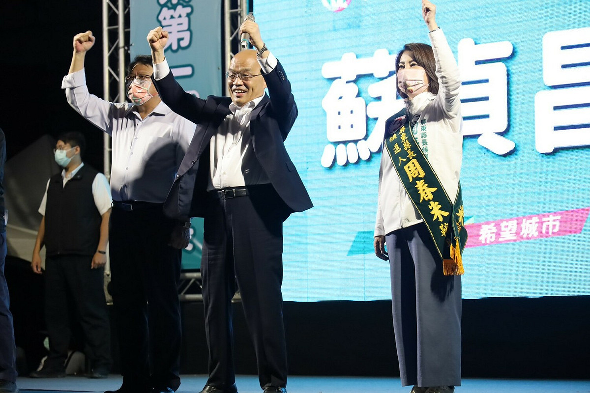蘇貞昌(右二)、潘孟安(左)同台力挺周春米(右一)。 圖：周春米競總/提供