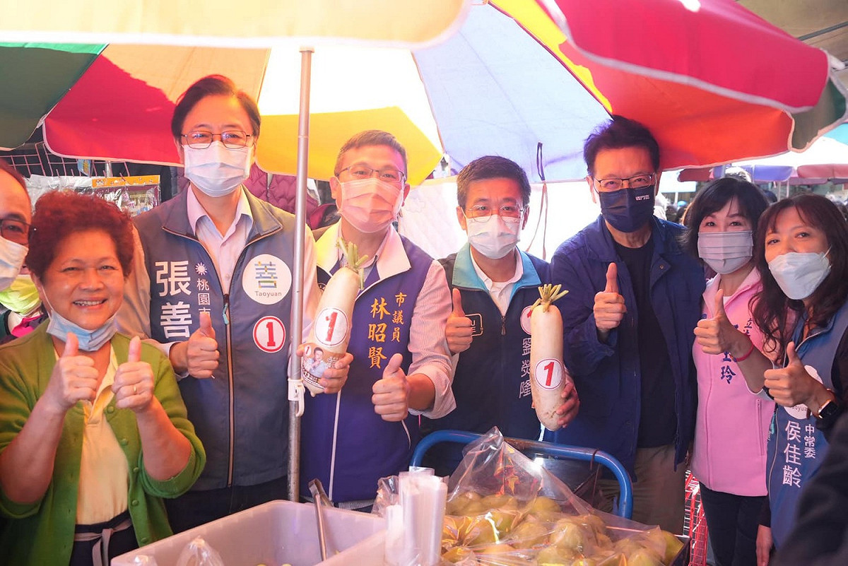 趙少康首度到桃園陪國民黨桃園市長候選人張善政掃街拜票。 圖：翻攝趙少康臉書