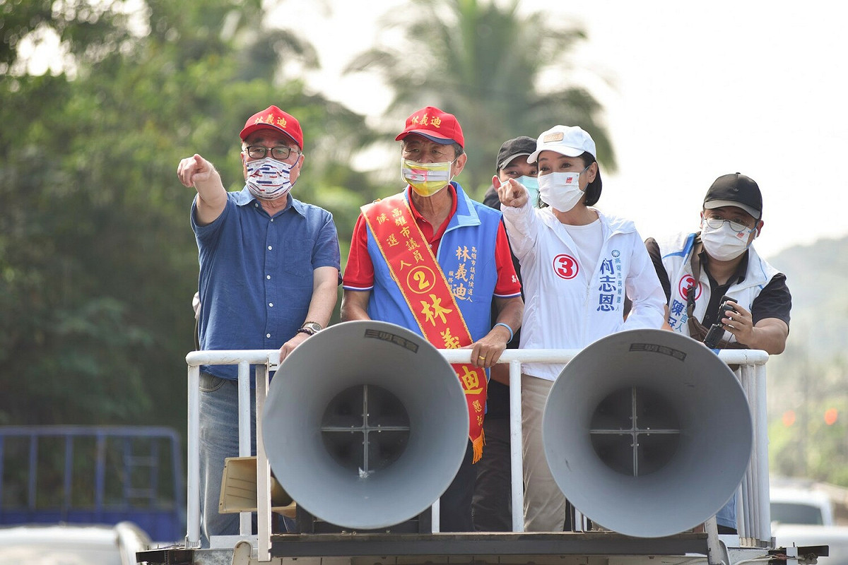柯志恩(右二)、李四川(左一)同台陪黨籍議員車掃。 圖：柯志恩競辦提供