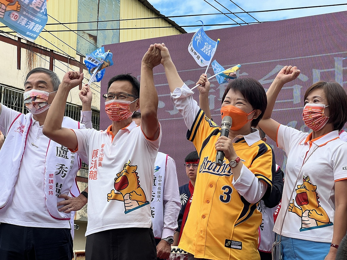 盧秀燕穿中信兄弟球衣跑選舉行程遭批，她表示球衣是球團送的。 盧秀燕競選總部/提供