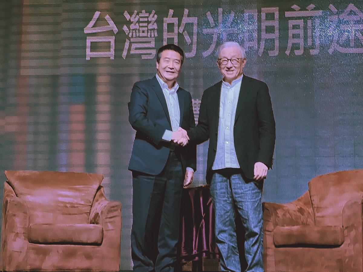 徐定禎（左）感謝曹興誠（右）對他的支持，「預祝徐定禎縣長當選！」也答應年底順利翻轉苗栗，會在苗栗成立台灣最大的黑熊學院，告訴全世界苗栗人的驕傲。 圖：徐定禎競辦提供