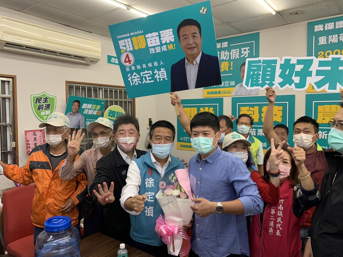 民進黨苗栗縣長候選人徐定禎今（6）日成立醫療界後援會，竹南青年代表致贈花束，感謝陳時中900多天不眠不休守護台灣及醫護人員們的辛勞。 圖：徐定禎競辦提供