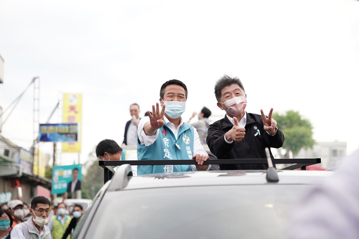 民進黨台北市長候選人陳時中（右）今（6）日陪苗栗縣長候選人徐定禎（左）車隊掃街。 圖：徐定禎競辦提供