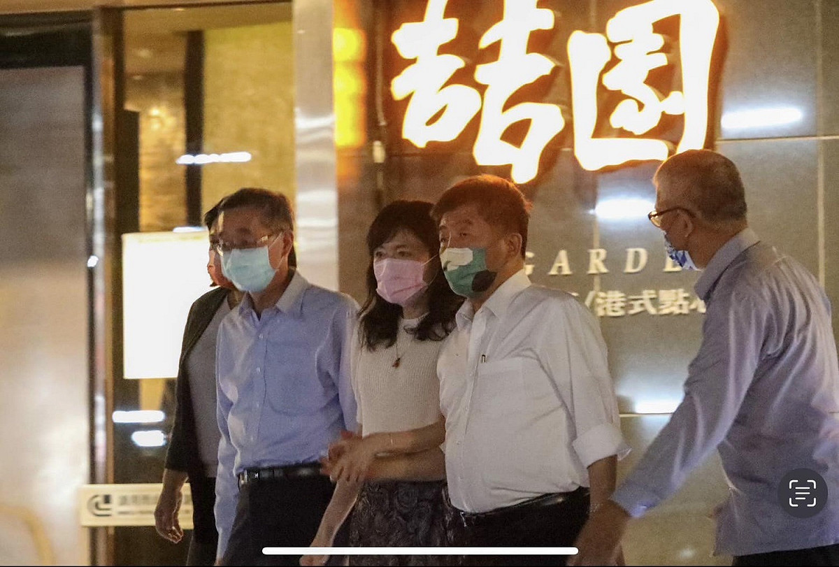 徐巧芯6日晚間在臉書發布多張照片，指控陳時中在餐敘後向一旁女性友人「伸出鹹豬手」。 圖：翻攝徐巧芯臉書