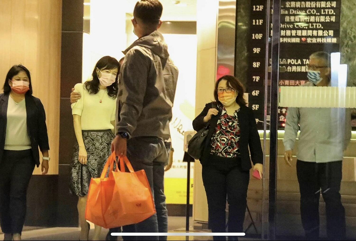 徐巧芯6日晚間在臉書發布多張照片，指控陳時中在餐敘後向一旁女性友人「伸出鹹豬手」。 圖：翻攝徐巧芯臉書