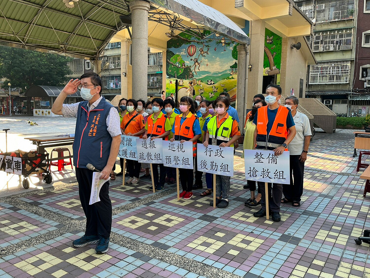 五順里『博士里長』洪嘉仁率領社區團員「演練成功」。 圖：新北市水利局提供