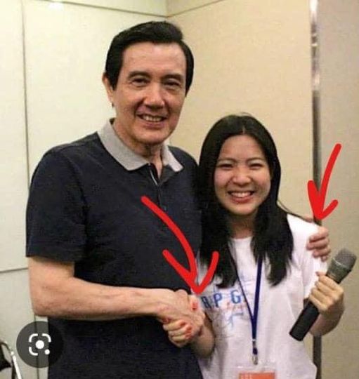 對於徐巧芯PO照指稱陳時中十指緊扣人妻，王定宇貼出馬英九與徐巧芯同樣十指緊扣，王定宇大酸，請問這是什麼「手」？ 圖:王定宇臉書