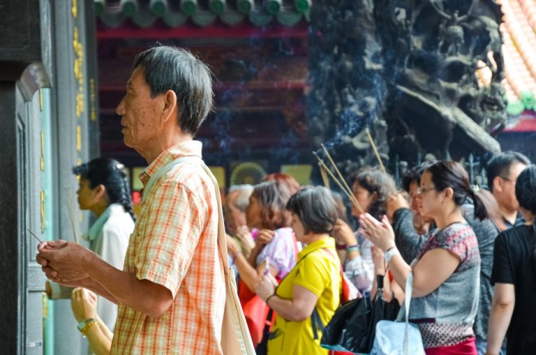 今迎立冬，除了進補之外，正巧遇上「天赦日」，許多人會在這天祭拜求好運。 圖／Shutterstock