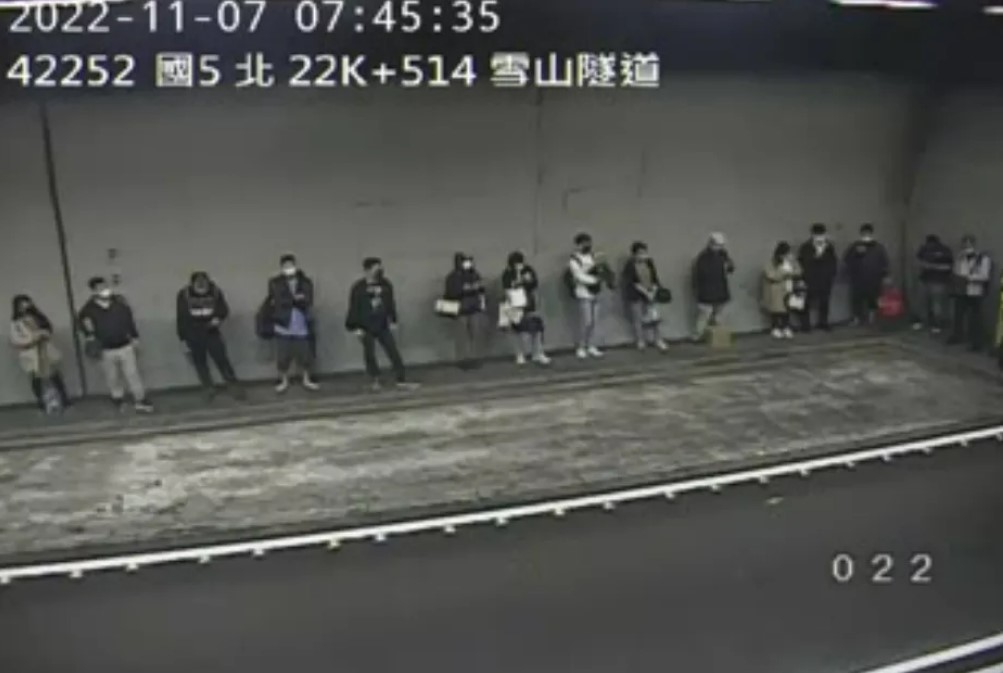 因客運拋錨，讓車上乘客和司機都下車等待接駁車。 圖：取自1968網站