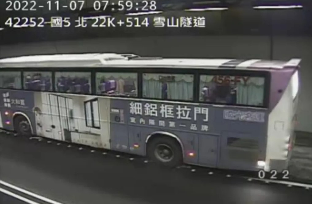 雪隧北上22.6公里處，發生國光號客運車故障，占用外側車道。 圖：取自1968網站