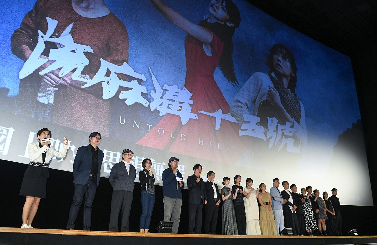 電影《流麻溝十五號》上映以來叫好叫座，首週票房破千萬元，首映會時，副總統賴清德（左六）也親自出席觀看。 圖：翻攝自姚文智臉書