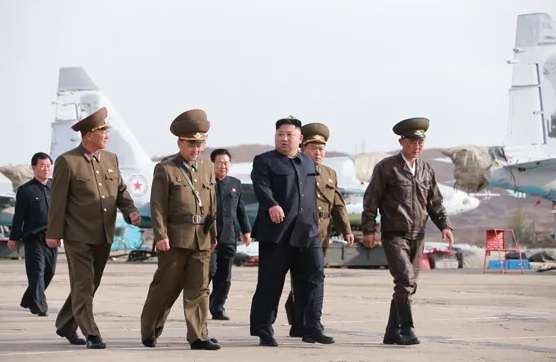 金正恩與將領於2019年視察北韓空軍，背後為Su-25攻擊機。(資料照片) 圖 : 翻攝自勞動新聞（資料照）