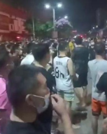網傳廣西北海市全城沖卡抗議，迫使當局連夜全面解封。 圖:翻攝自維博
