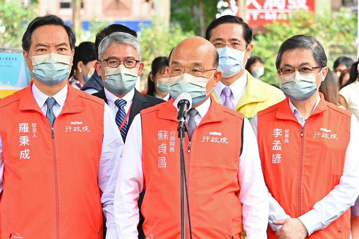 行政院長蘇貞昌今（7）天上午到新北市出席保二總隊公辦都更案動土典禮前受訪。 圖：行政院提供