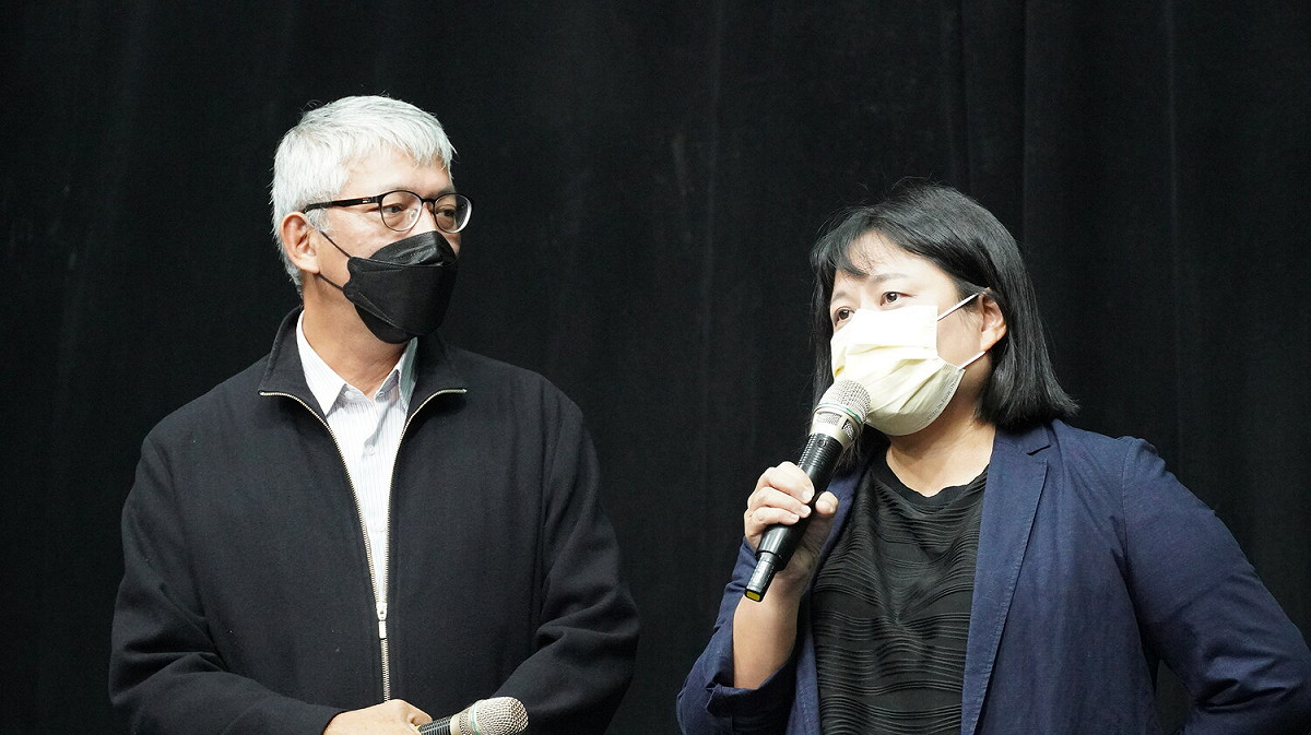 民進黨台北市長候選人陳時中10月6日遭控參加紙風車文教基金會邀宴後，與同行女性十指緊扣。紙風車遭質疑政治立場，7日特別召開說明記者會，強調「風吹風動藍天綠地演出，孩子的笑容無關政治」。(左)紙風車文教基金會執行長任建誠、(右)執行長張敏宜 圖：紙風車文教基金會提供
