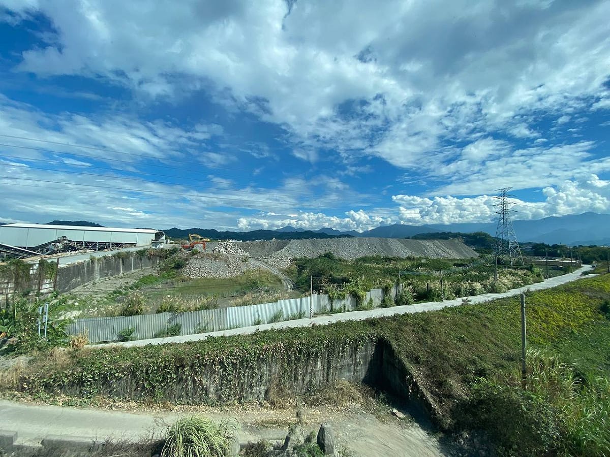 立委洪申翰今(7)日在臉書貼出苗栗卓蘭鎮的違法堆置砂石山照片。 圖：翻攝自洪申翰臉書