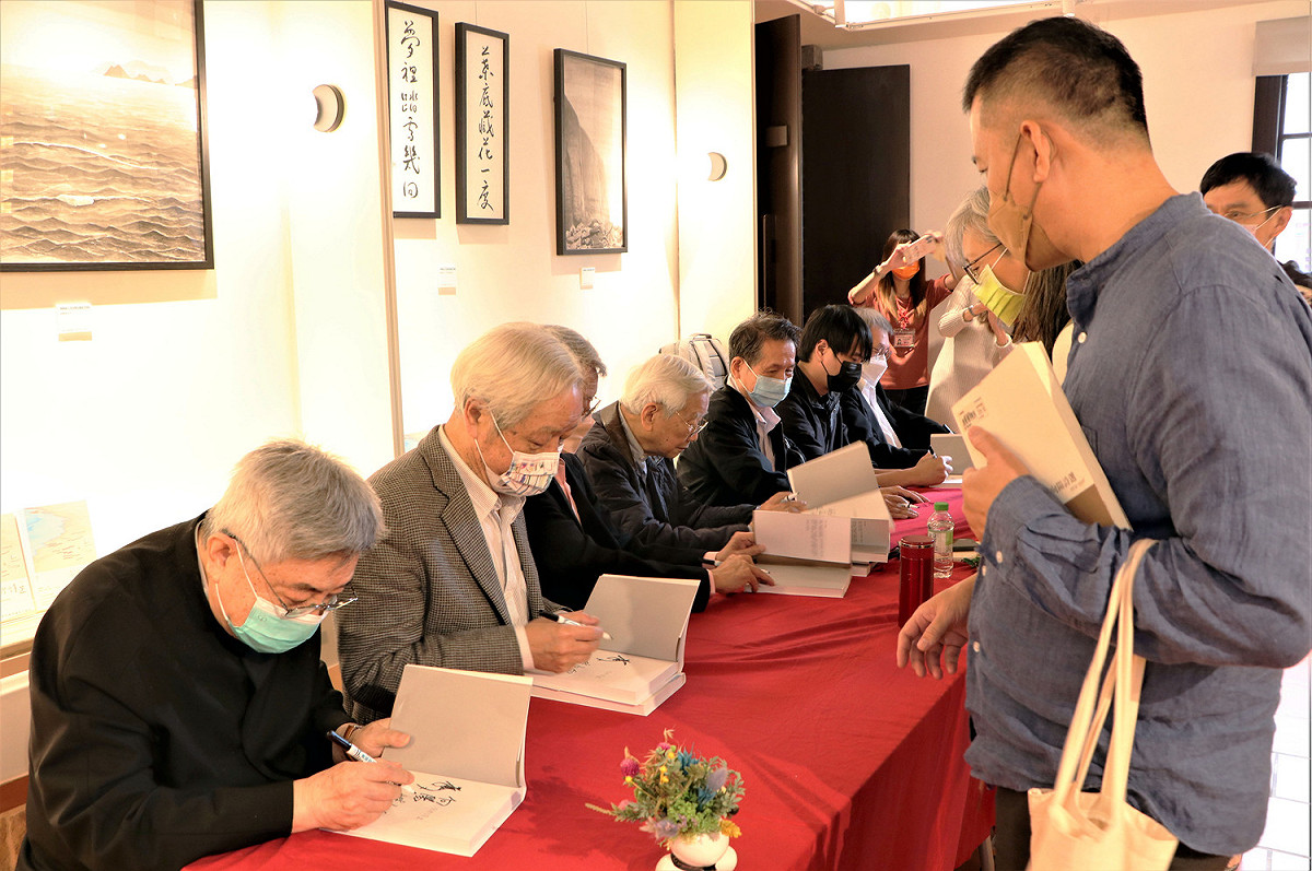 台灣「年度詩選」40周年簽書會，民眾買書排隊等候詩壇大師簽名。 圖：新北市立圖書館提供
