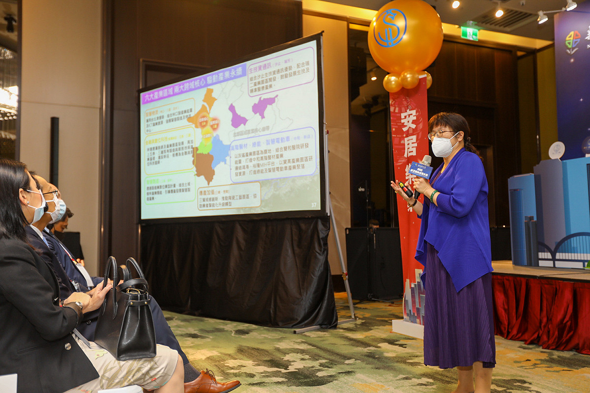 新北在過去4年透過平台鏈結、輔導轉型及振興行銷三面向，推動新北產業蓬勃發展，未來將藉由6大核心區域永續發展，以開發創新帶領新北走入經濟大開發時代。 圖：新北市經發局提供