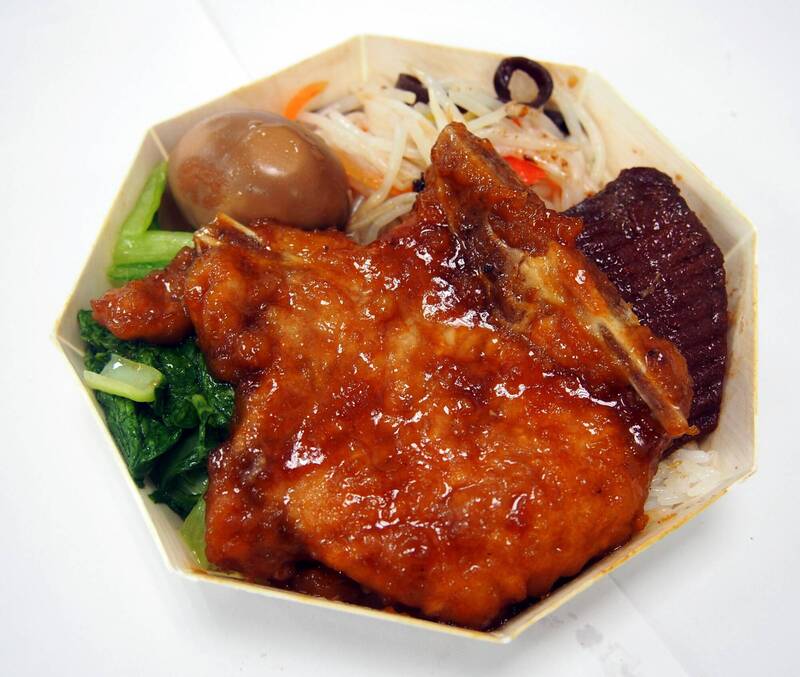 鐵路餐廳特別重新製作「經典八角便當」，在此次活動會場限量販售，讓大家最後回味陪伴我們走過20個年頭的八角木質餐盒。 圖：交通部台灣鐵路管理局/提供