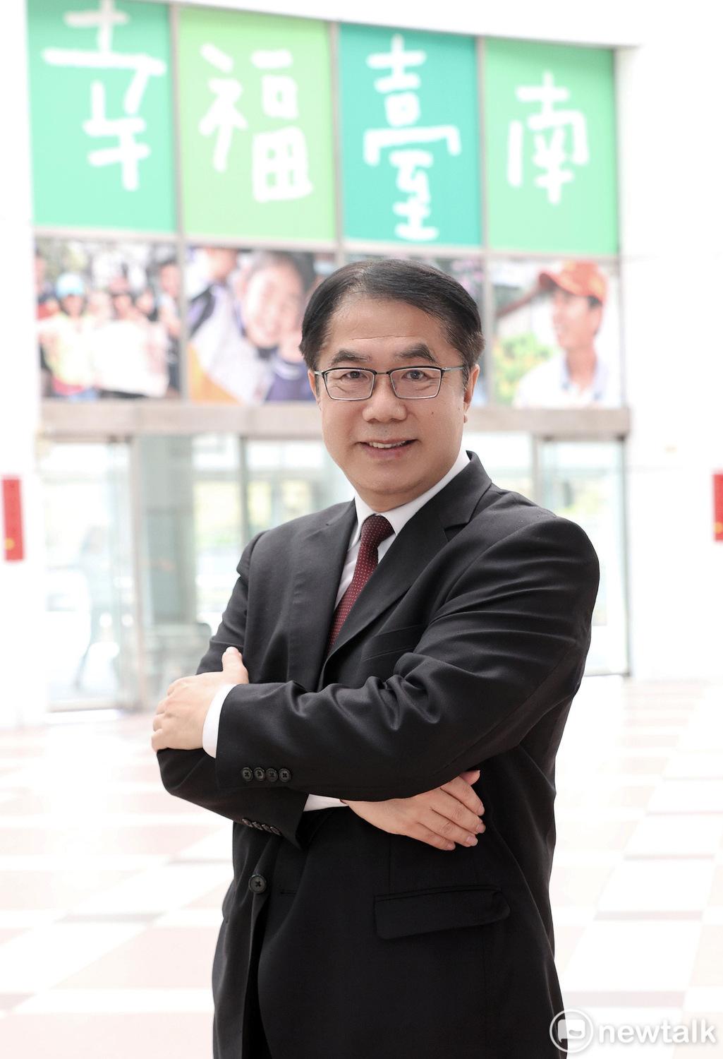 美麗島電子報今日公布台南市長最新民調，在目前宣布參選的五位候選人，現任市長黃偉哲以61.1%的支持度領先，謝龍介以15.7%的支持度位居第二，接下來為許忠信2.4％、林義豐2.1%，有13.9%的選民未明確回答支持任何候選人。此項民調顯示選前衝刺階段，黃偉哲遙遙領先謝龍介，高達45%以上的支持度。 圖：黃偉哲競選總部提供