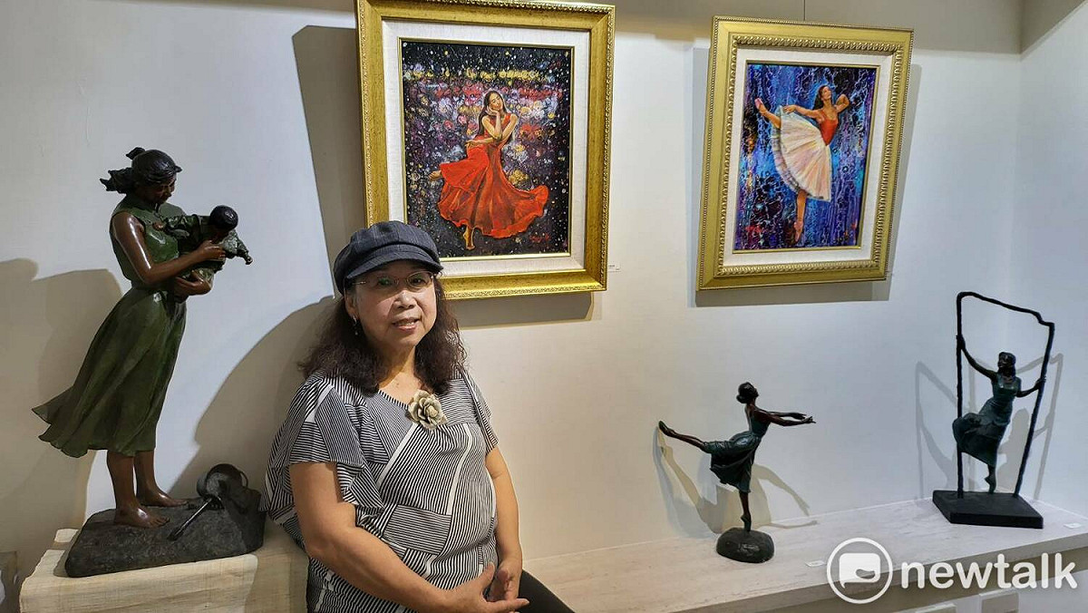 擅長以女性為主體，展現傳統的女性美與濃郁親情的銅雕藝術家洪瓊華，正於丹橘人文藝術空間展出27件油畫和20多件雕塑作品，體現女性的真善美。 圖：黃博郎／攝