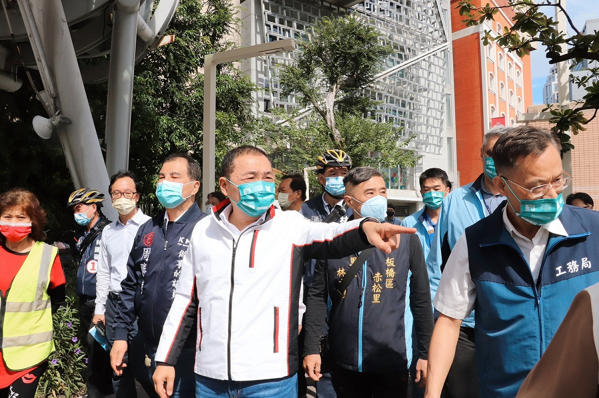 侯友宜今(7)日前往視察府中北側廣場環境改善工程，關心周邊廣場工程施作進度。 圖：新北市工務局提供