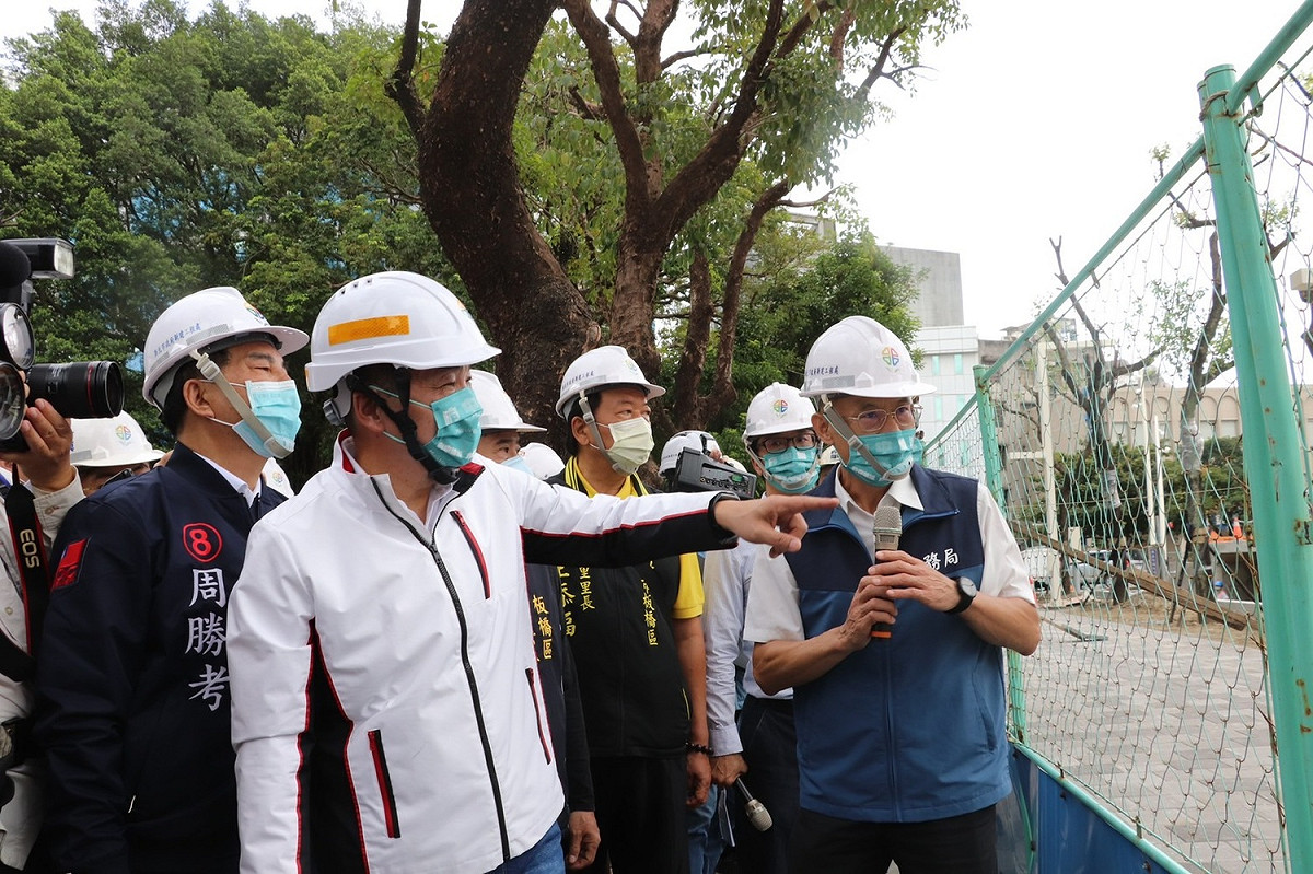 侯友宜視察府中廣場尚未完工的部分，未來將改為下沉式停車場，上層為川堂，提供民眾更舒適的活動休憩場所，此工程預計於12月31日完工。 圖：新北市工務局提供