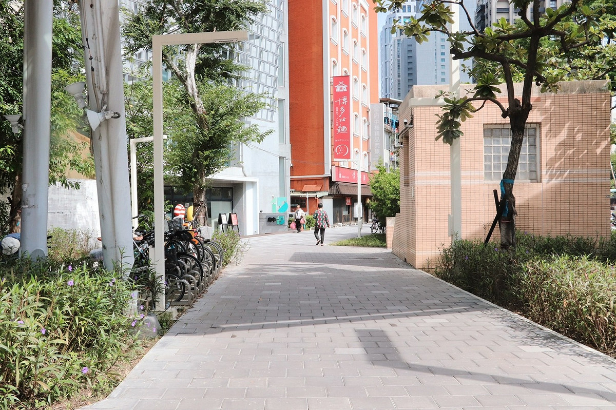 府中廣場繼今年4月完成府中路拓寬，使整體通行動線更為順暢。 圖：新北市工務局提供